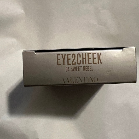 Valentino Eye2Cheek The Gold in #4 - Picture 6 of 7